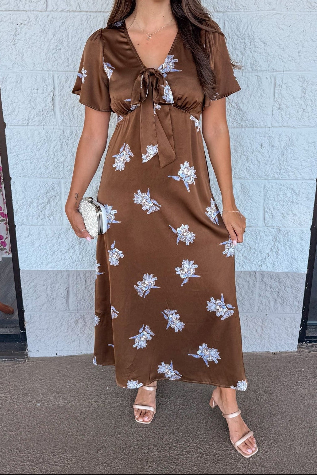 Vestido midi marrón de satén Willow Bloom azul