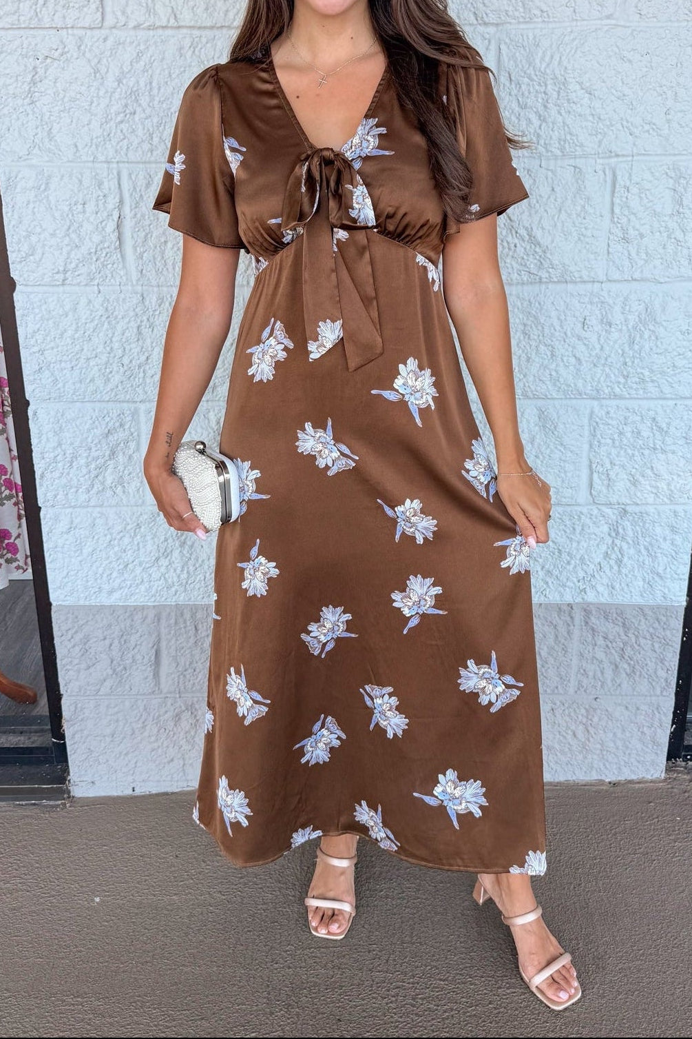Vestido midi marrón de satén Willow Bloom azul