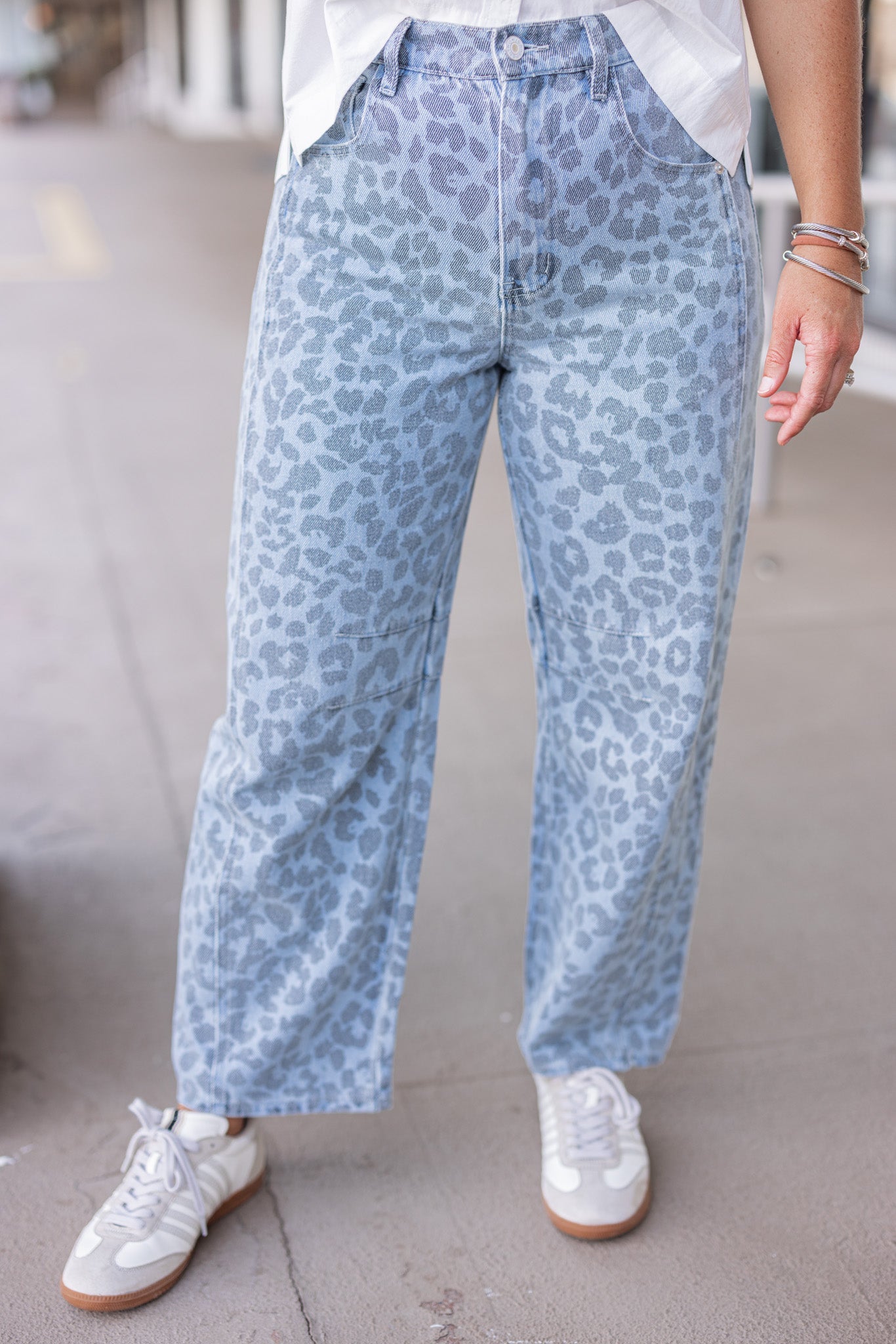Vaqueros barrel azules con estampado de leopardo negro