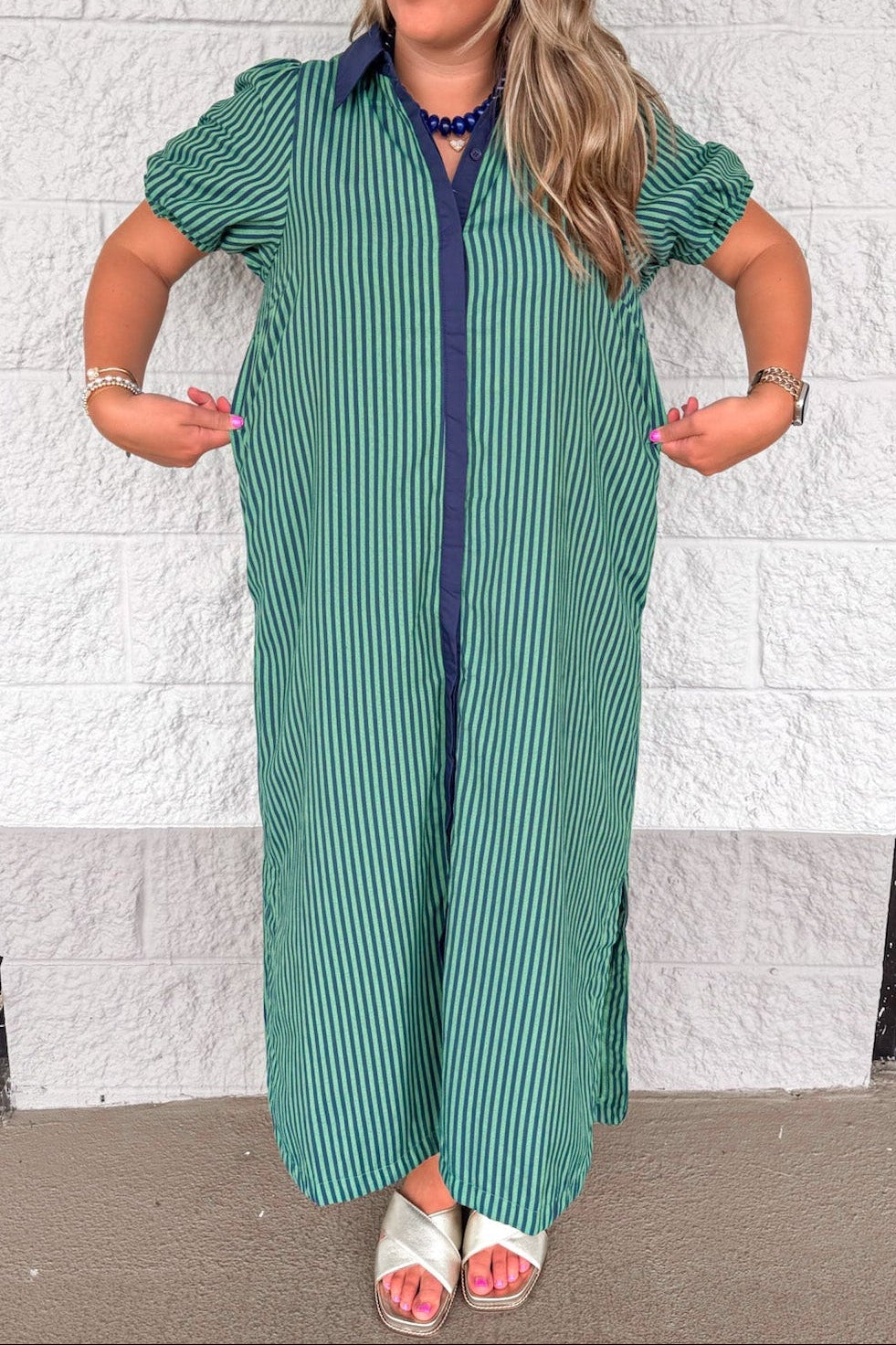 Vestido midi azul marino y verde Striped Muse rojo