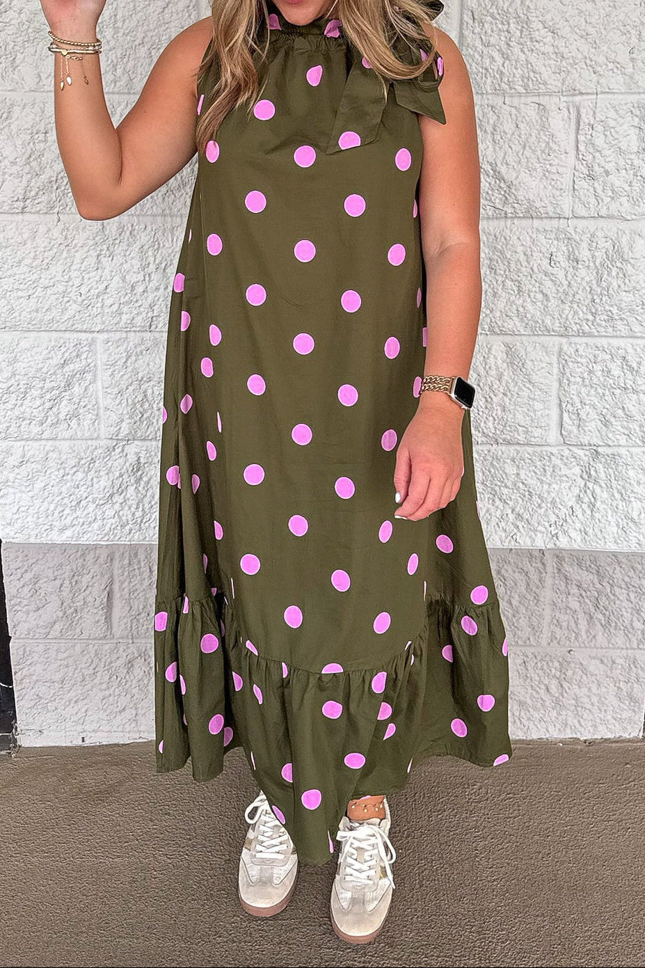 Vestido midi verde oliva con lunares rosas rojo