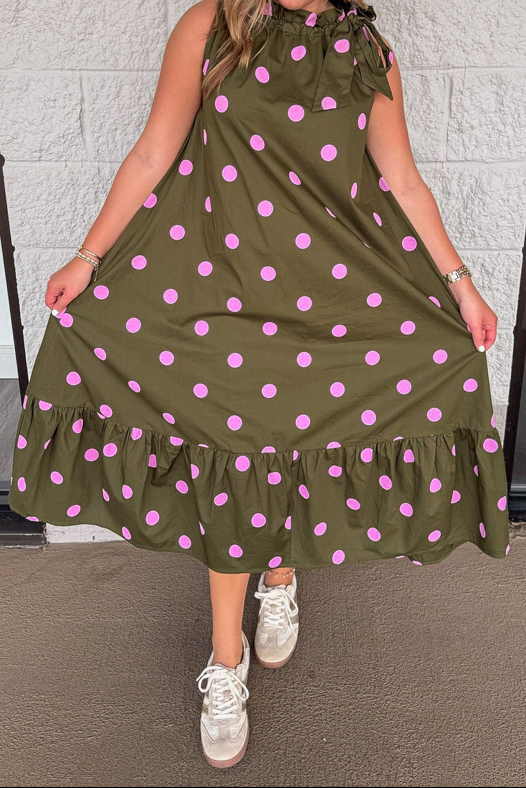 Vestido midi verde oliva con lunares rosas rojo