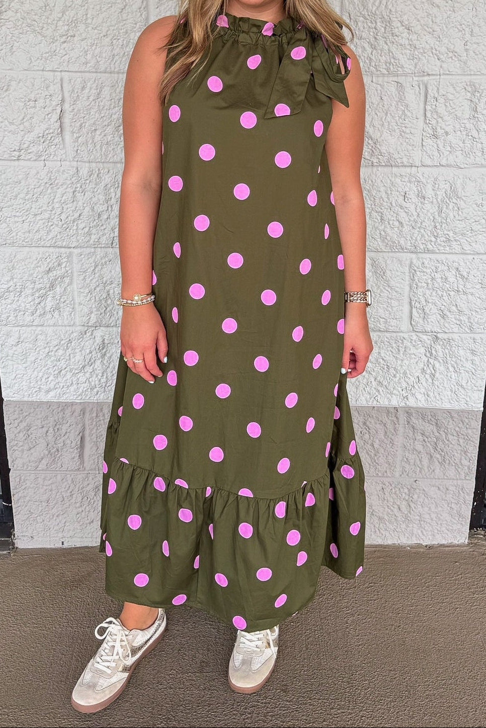 Vestido midi verde oliva con lunares rosas rojo
