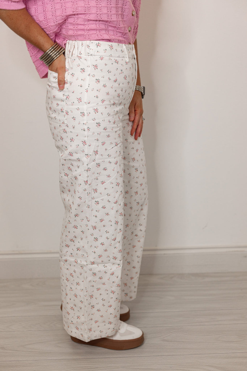 Vaqueros marfil con flores rosas