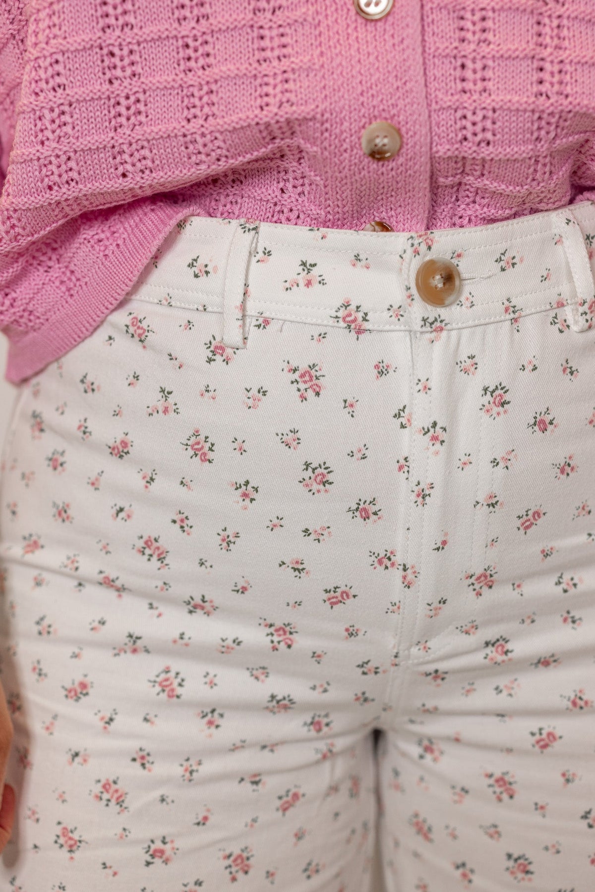Vaqueros marfil con flores rosas