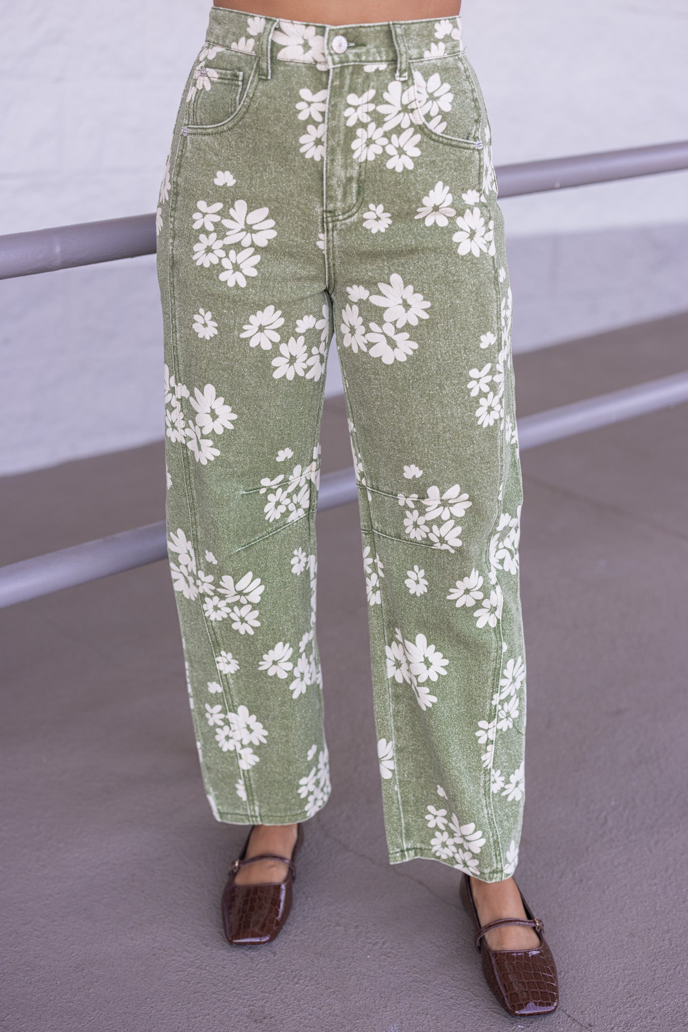 Pantalones barrel oliva con flores Twill Florals marrón